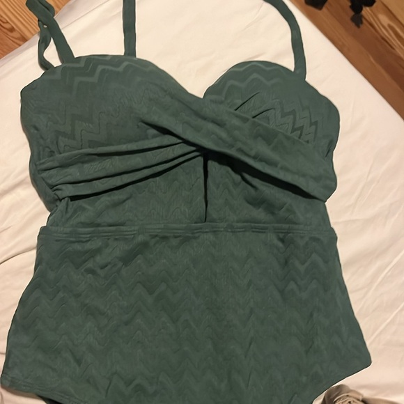 NWT never worn, cupshe one piece bathing suit.) - Picture 3 of 3